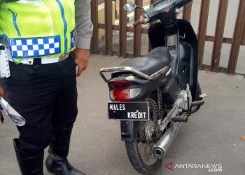 Polisi Tilang Motor Berplat Aneh ‘Males Kredit’