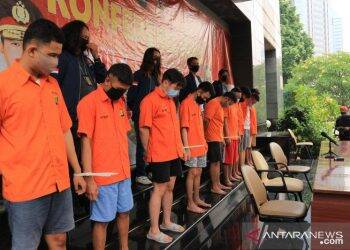 Pesta Seks Gay Digrebek Polisi, Pelaku Bilang Belajar di Thailand