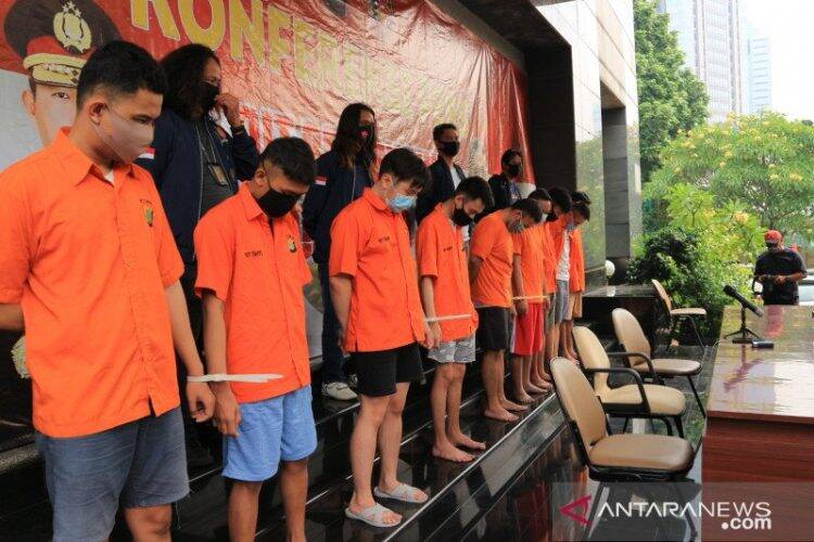 Pesta Seks Gay Digrebek Polisi, Pelaku Bilang Belajar di Thailand