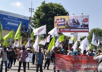Aksi damai masyarakat adat, mahasiswa dan aktivis Jambi yang dilaksanakan di halaman kantor DPRD Provinsi Jambi