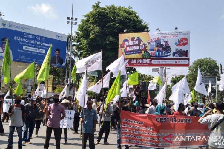 Aksi damai masyarakat adat, mahasiswa dan aktivis Jambi yang dilaksanakan di halaman kantor DPRD Provinsi Jambi