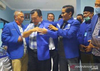 Tinggalkan Partai Airlangga Hartarto, Bakri Langsung Pasangkan Jas PAN ke Haris