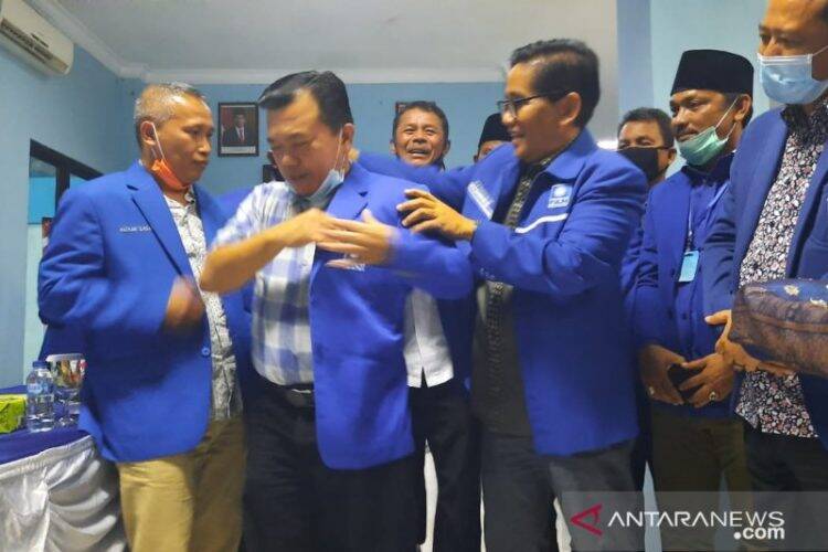 Tinggalkan Partai Airlangga Hartarto, Bakri Langsung Pasangkan Jas PAN ke Haris