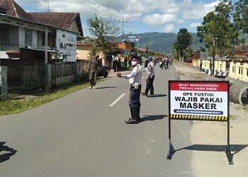 Operasi yustisi yang digelar di depan Kantor Camat Sitinjau Laut. Foto: istimewa