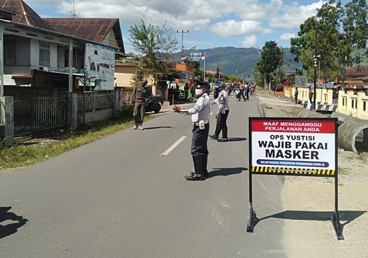 Operasi yustisi yang digelar di depan Kantor Camat Sitinjau Laut. Foto: istimewa