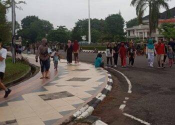 Kegiatan senam pagi di halaman kantor Gubernur Jambi