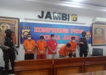 Lima orang kurir sindikat jaringan narkoba di Kota Jambi yang dikendalikan oleh seorang narapidana di salah satu lapas di wilayah Provinsi Jambi.