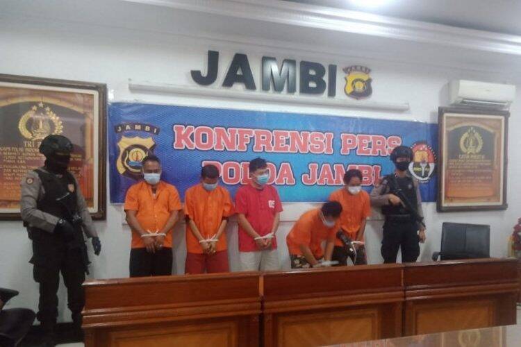 Lima orang kurir sindikat jaringan narkoba di Kota Jambi yang dikendalikan oleh seorang narapidana di salah satu lapas di wilayah Provinsi Jambi.