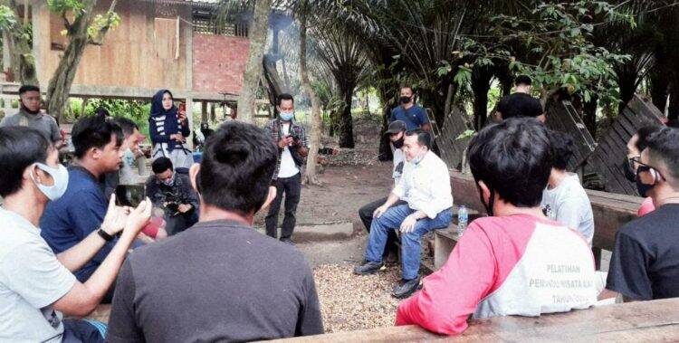 Al Haris ‘Diserbu’ Millenial saat Berkunjung Kedai Menapo