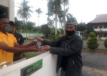 Musri nyerahkan bantuan ke petugas di Bapelkes.