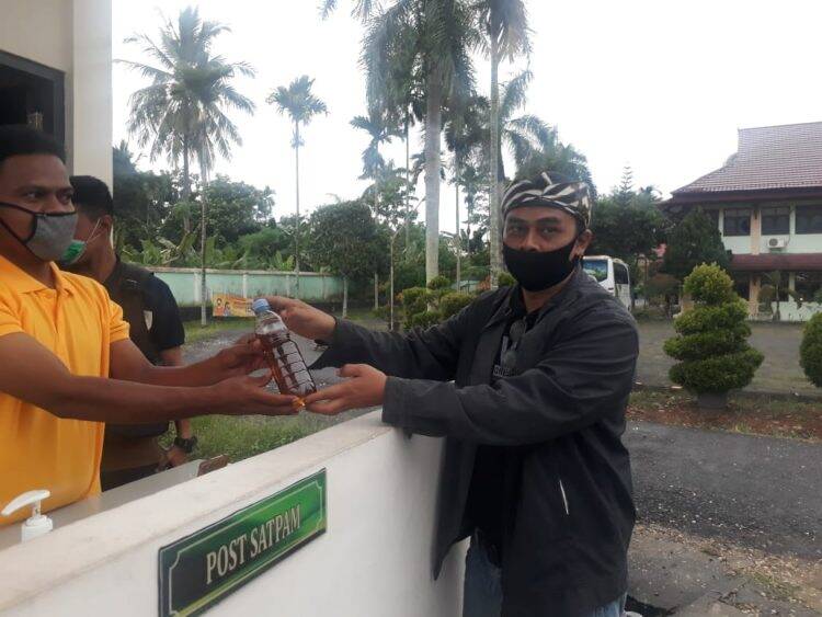 Musri nyerahkan bantuan ke petugas di Bapelkes.