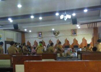 Antrean panjang saat seluruh Pegawai Pemerintah Provinsi Jambi dirapid tes oleh petugas kesehatan.