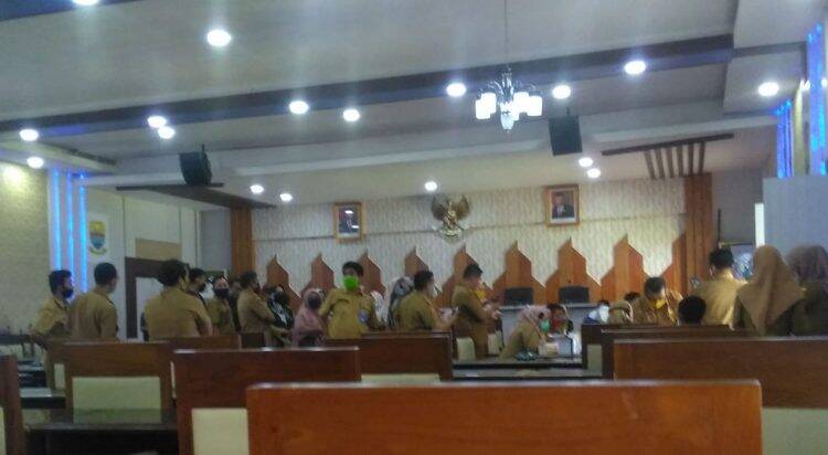 Antrean panjang saat seluruh Pegawai Pemerintah Provinsi Jambi dirapid tes oleh petugas kesehatan.