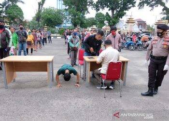 Tidak Pakai Masker Dihukum Push-Up