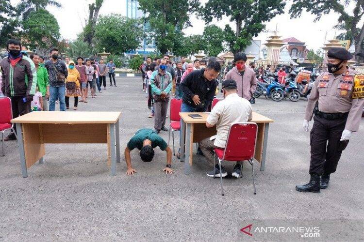 Tidak Pakai Masker Dihukum Push-Up
