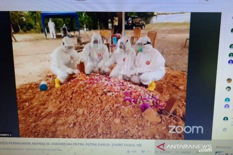 Pakai APD Level Tiga, Fasha Kumandangkan Azan di Liang Lahat Putranya