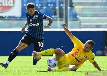 Penyerang Atalanta Alejandro Gomez (kiri) berduel dengan gelandang Cagliari Marko Rog (kanan) pada pertandingan putaran ketiga Liga Italia yang dimainkan di Stadion Gewiss, Bergamo
