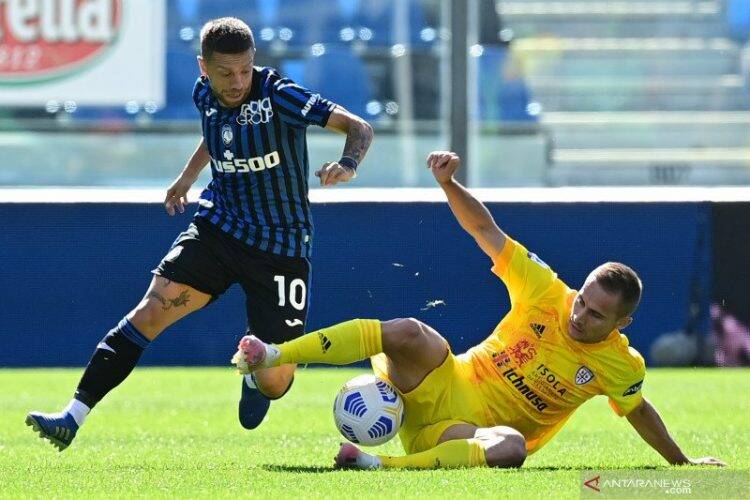 Penyerang Atalanta Alejandro Gomez (kiri) berduel dengan gelandang Cagliari Marko Rog (kanan) pada pertandingan putaran ketiga Liga Italia yang dimainkan di Stadion Gewiss, Bergamo