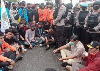 Aksi unjuk rasa di depan gedung DPRD Provinsi Jambi yang berujung kericuhan