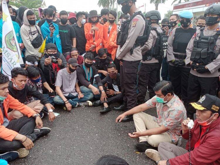 Aksi unjuk rasa di depan gedung DPRD Provinsi Jambi yang berujung kericuhan