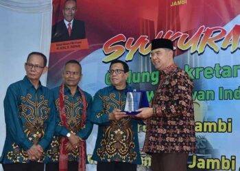 Wakil Ketua Dewan Pers, Hendry Ch Bangun (dua dari kanan) didampingi Ketua Persatuan Wartawan Indonesia (PWI) Pusat, Atal S Depari (dua dari kiri) dan Ketua PWI Cabang Jambi, Ridwan Agus Depati (kiri) menyerahkan piagam “PWI Jambi Award 2019” kepada Wali Kota Jambi, Syarif Fasha (kanan pada acara syukuran kantor PWI Cabang Jambi di Kota Jambi, Sabtu, 16 November 2019. Foto: Net