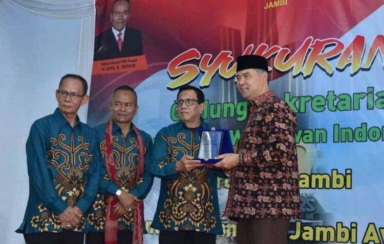 Wakil Ketua Dewan Pers, Hendry Ch Bangun (dua dari kanan) didampingi Ketua Persatuan Wartawan Indonesia (PWI) Pusat, Atal S Depari (dua dari kiri) dan Ketua PWI Cabang Jambi, Ridwan Agus Depati (kiri) menyerahkan piagam “PWI Jambi Award 2019” kepada Wali Kota Jambi, Syarif Fasha (kanan pada acara syukuran kantor PWI Cabang Jambi di Kota Jambi, Sabtu, 16 November 2019. Foto: Net