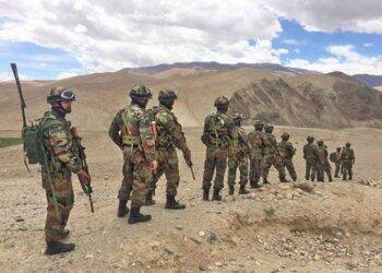 Tentara India di perbatasan dengan China (thehindu.com)