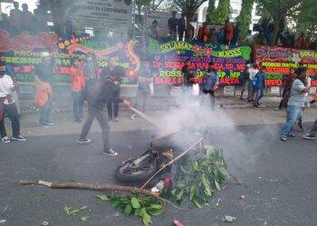 Satu motor polisi dibakar pengunjuk rasa