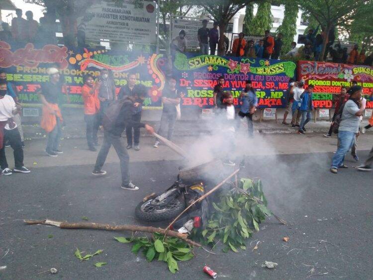Satu motor polisi dibakar pengunjuk rasa