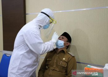 FOTO ARSIP- Bupati Aceh Besar, Mawardi Ali melakukan uji usap perdana usai peluncuran kerja sama pemeriksaan swab RT PCR Pemkab Aceh Besar dengan Unsyiah