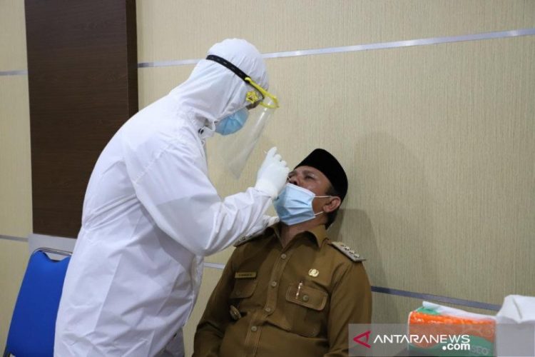 FOTO ARSIP- Bupati Aceh Besar, Mawardi Ali melakukan uji usap perdana usai peluncuran kerja sama pemeriksaan swab RT PCR Pemkab Aceh Besar dengan Unsyiah