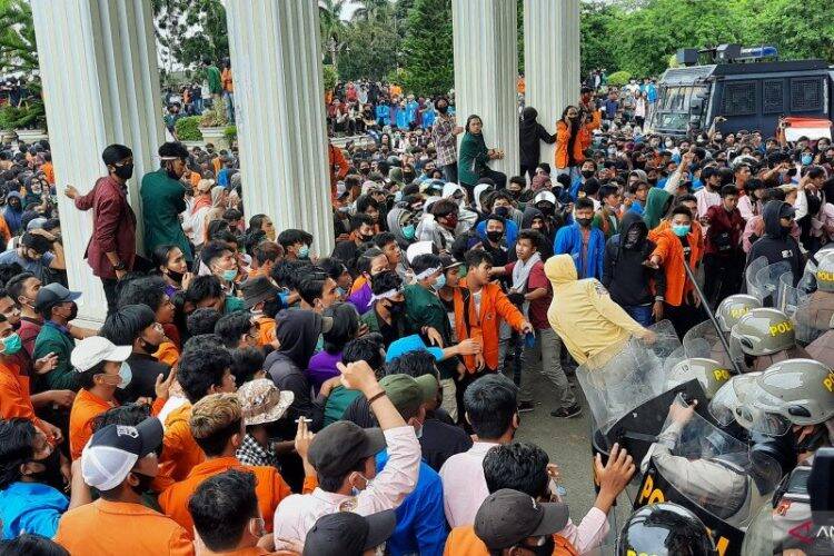 Aksi unjuk rasa di depan gedung DPRD Provinsi Jambi yang berujung kericuhan