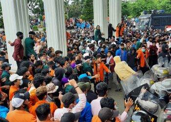 Aksi unjuk rasa di depan gedung DPRD Provinsi Jambi yang berujung kericuhan