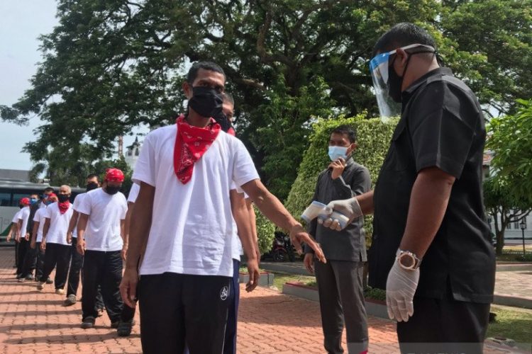 51 nelayan itu dipulangkan dari Thailand dan tiba di Jakarta, pada Kamis (1/10) lalu, dan menjalani uji swab PCR. Foto: Istimewa