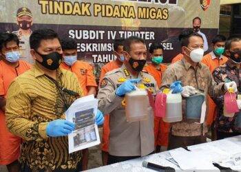 Direktur Reserse Kriminal Khusus Polda Sumsel, Kombes Pol Anton Setiawan bersama Kabid Humas Kombes Pol Supriadi memberikan keterangan pers di mapolda