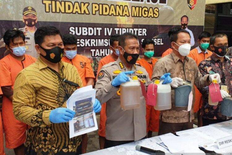 Direktur Reserse Kriminal Khusus Polda Sumsel, Kombes Pol Anton Setiawan bersama Kabid Humas Kombes Pol Supriadi memberikan keterangan pers di mapolda