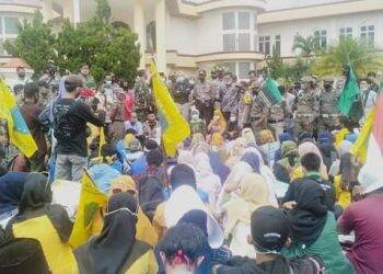 Tolak Omnibus Law, Ratusan Mahasiswa Gerudug Kantor DPRD Batanghari