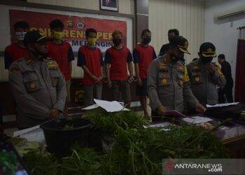 Dua tersangka saat berada di Polres Merangin. Foto: Istimewa