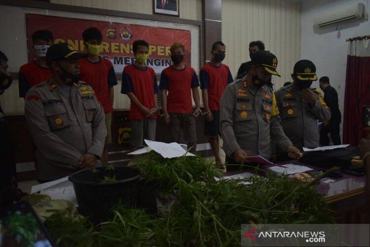 Dua tersangka saat berada di Polres Merangin. Foto: Istimewa