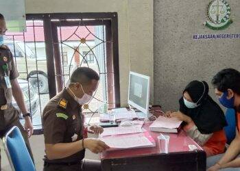 Para tersangka tengah menjalani proses pelimpahan di Kejari Tebo. Foto: Istimewa