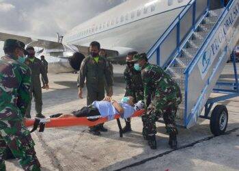 Pemulangan Anggota Tim Gabungan Pencari Fakta (TGPF) Kasus Intan Jaya yang terluka dalam aksi penembakan. Foto: Istimewa