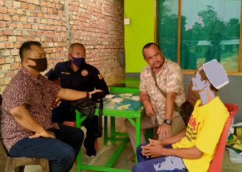 Polisi melakukan pemeriksaan terhadap pelaku. Foto: Ardi