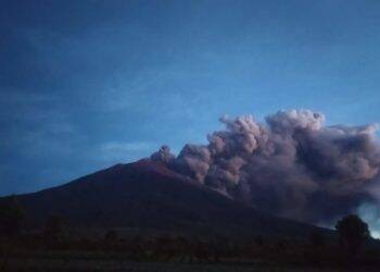 Gunung Kerinci mengeluarkan abu vulkanik pada 17 Oktober lalu. Foto: R10 Gunung Kerinci