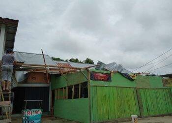 Atap rumah warga terbang terbawa angin puting beliung. Foto: Ardi