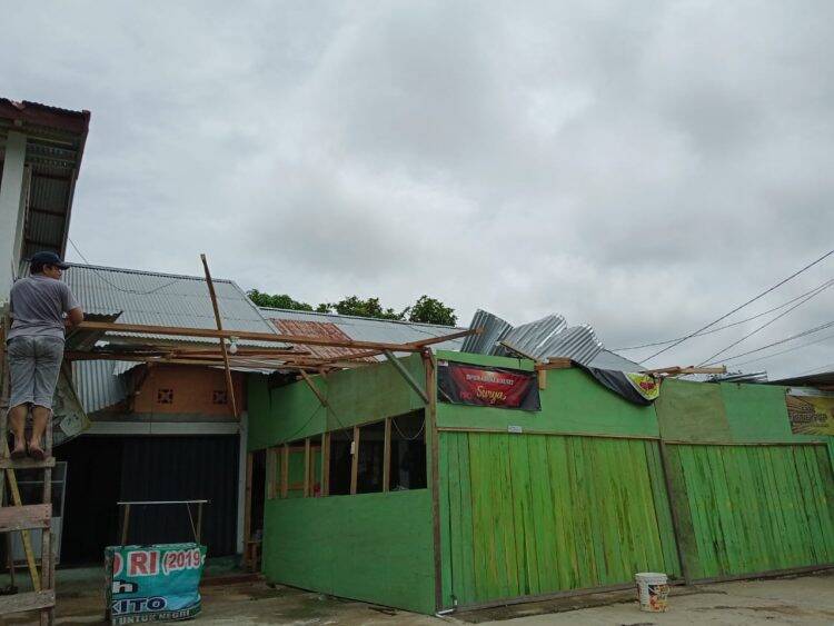 Atap rumah warga terbang terbawa angin puting beliung. Foto: Ardi