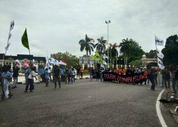 Seorang dosen tetap Fakultas Hukum UMI Makassar berinisial AM (27) diduga mengalami tindakan represif oknum aparat kepolisian saat menangani aksi demonstrasi penolakan UU Cipta Kerja. Foto: Istimewa
