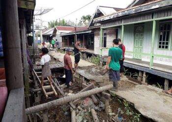 Warga melakukan perbaikan jalan secara swadaya di salah satu wilayah di Tanjab Timur. Foto: Istimewa