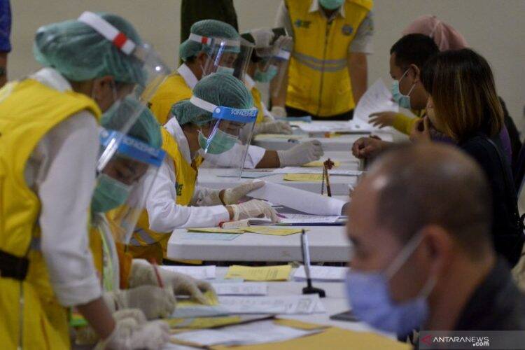 Pemeriksaan persyaratan penumpang di Bandara Bali. Foto: Istimewa