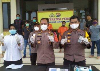 Kapolres Tanjab Barat AKBP Guntur Saputro saat melakukan ekspos perkara. Foto: Istimewa