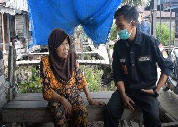 Ketua Bawaslu Tanjab Timur Samsedi saat bersama warga.